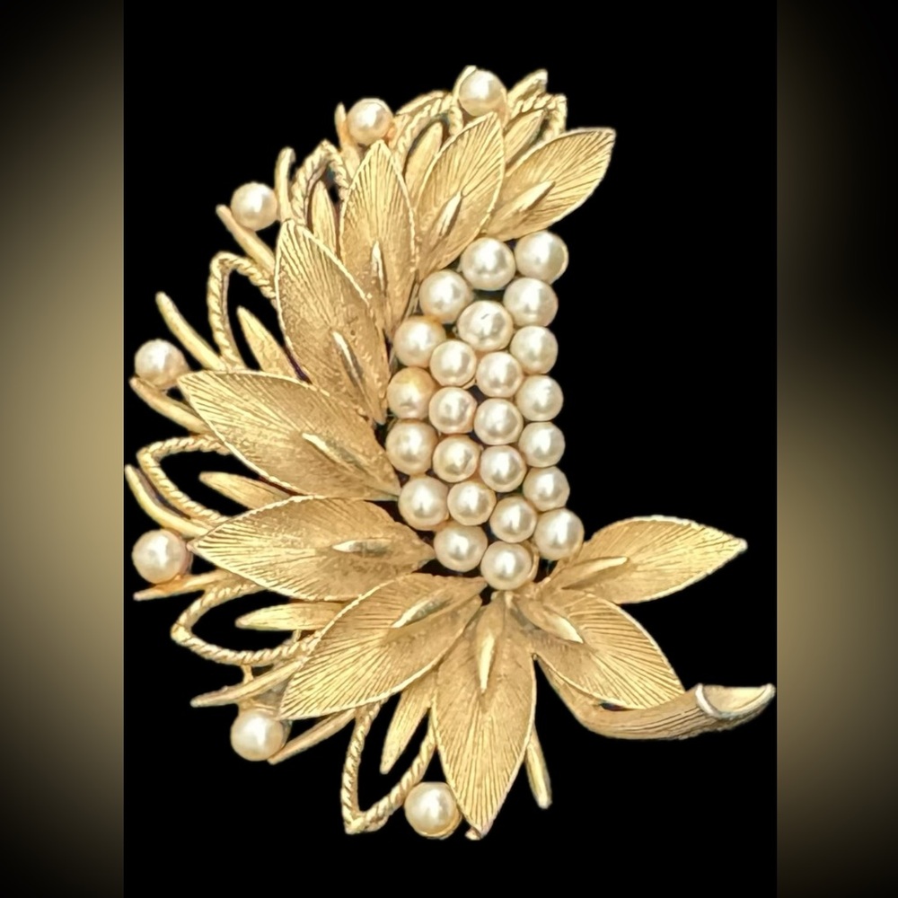Lisner Vintage Gold & Faux Pearl Brooch